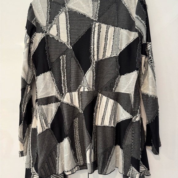 Patchwork black/white / gray throw jacket!
Ruffled front, handkerchief hem. - Picture 6 of 6